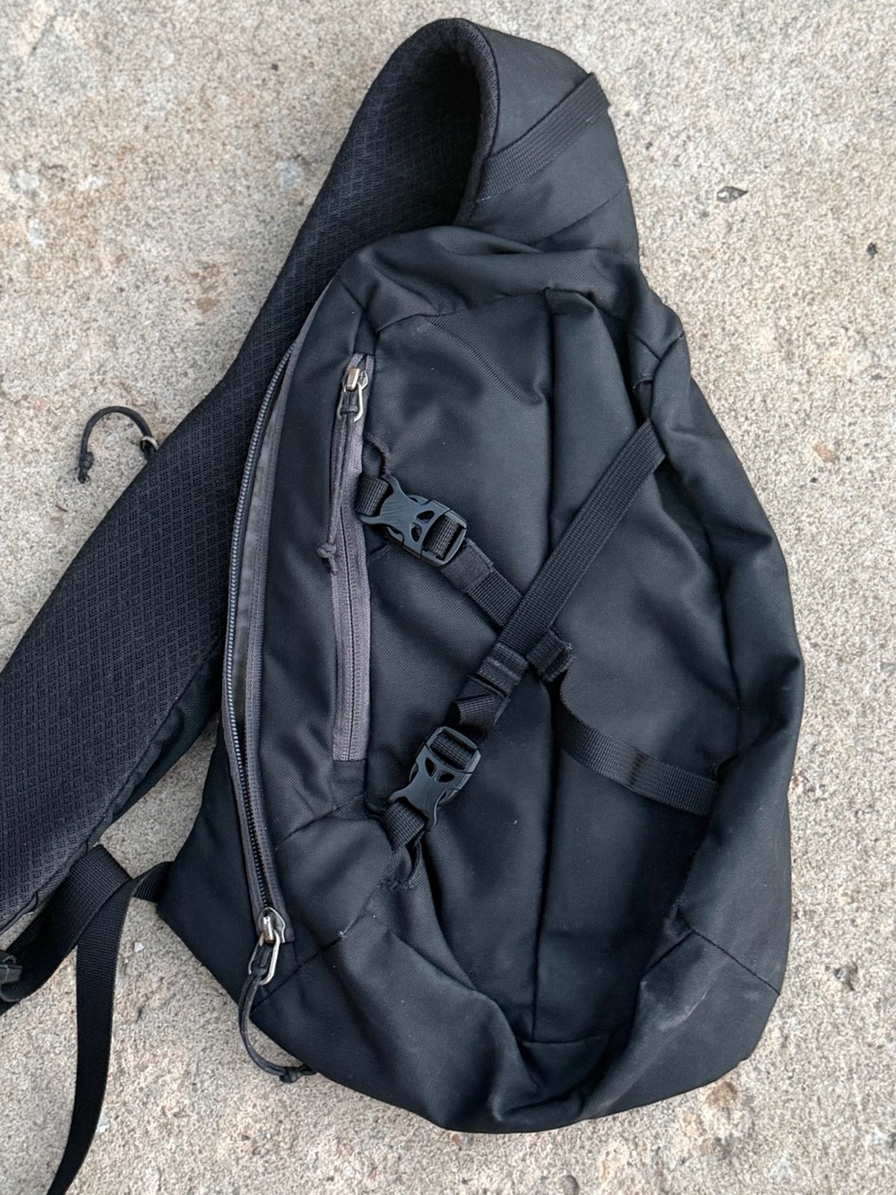 Vintage Patagonia Atom 8L Sling Bag/sling. Black